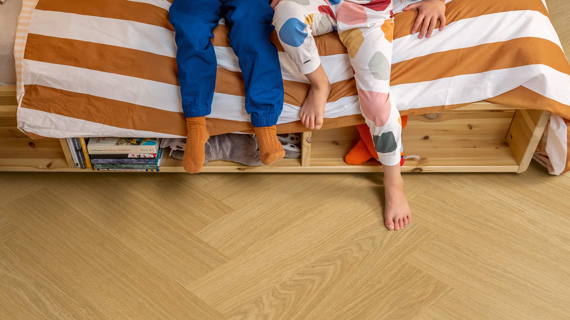 Dětský pokoj s hnědou vinylovou podlahou ve tvaru rybí kosti